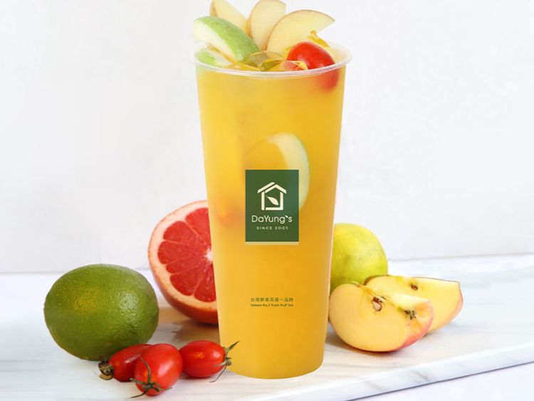 DaYung's Fresh Fruit Tea with orange, grapefruit and lime wedges