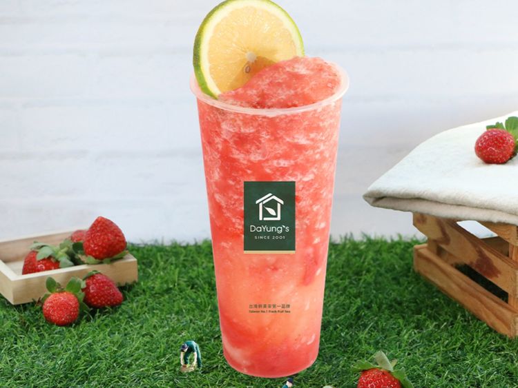 Pink-to-yellow Strawberry & Lemon Fusion with a lemon slice